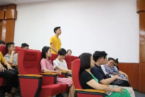 凯发k8国际艺术家石叔诚与特邀艺术家顾平受邀于成都大学东盟艺术学院、音乐与舞蹈学院艺术实践周开展公开课